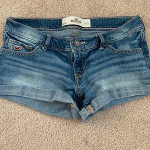 hollister shorts !